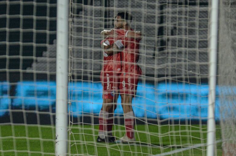 El paraguayo Gabriel Ávalos (d), jugador de Argentinos Juniors, celebra un tanto contra Patronato por Copa Argentina 2023.