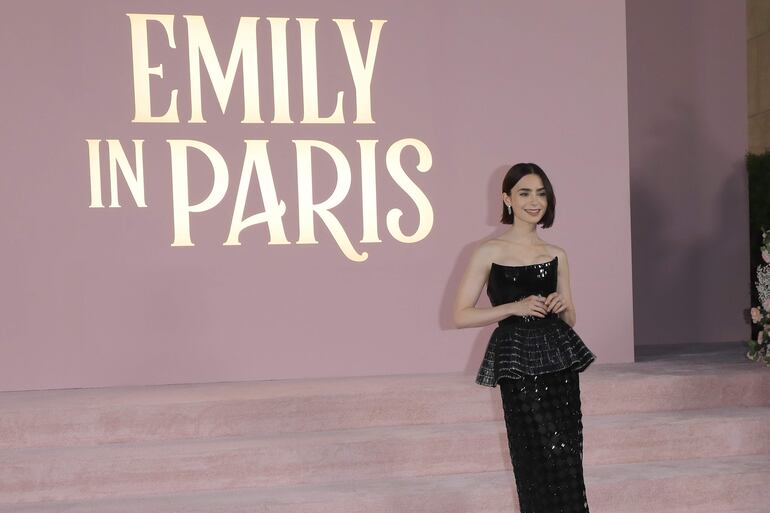 Lily Collins en un Armani privé.