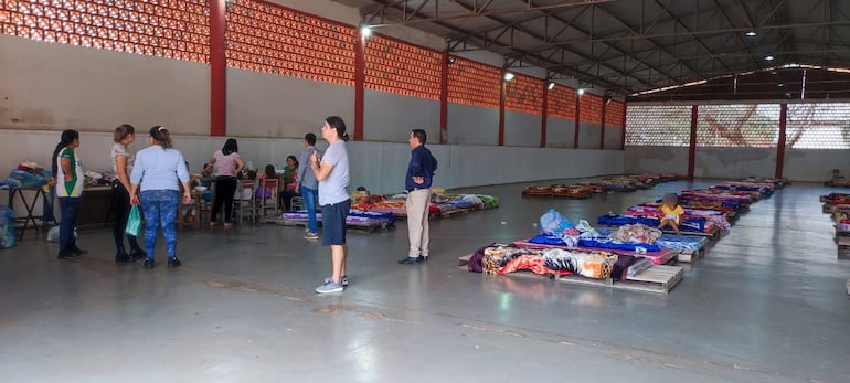 Unas pocas familias accedieron a pasar la noche en el albergue.