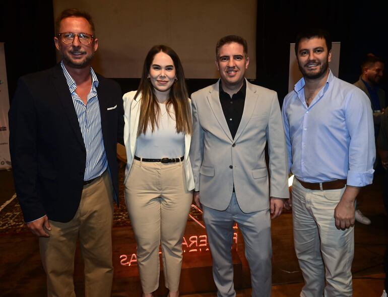 Camilo Guanes, presidente de la Federación de Industrias Creativas del Paraguay; Emilia Cárdenas, miembro del Directorio de la Cámara Paraguaya de FINTECH; Gustavo Villate, ministro y Diego García, presidente de la Cámara Paraguaya de FINTECH.