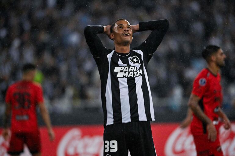 El brasileño Janderson, jugador de Botafogo, lamenta una situación desperdiciada en el partido contra Patronato de Argentina por la vuelta de los playoffs de la Copa Sudamericana 2023 en el estadio Olímpico Nilton Santos, en Río de Janeiro. 