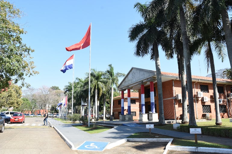 Los becarios que regresan del exterior con sus postgrados culminados buscan una oportunidad laboral en la UNA.