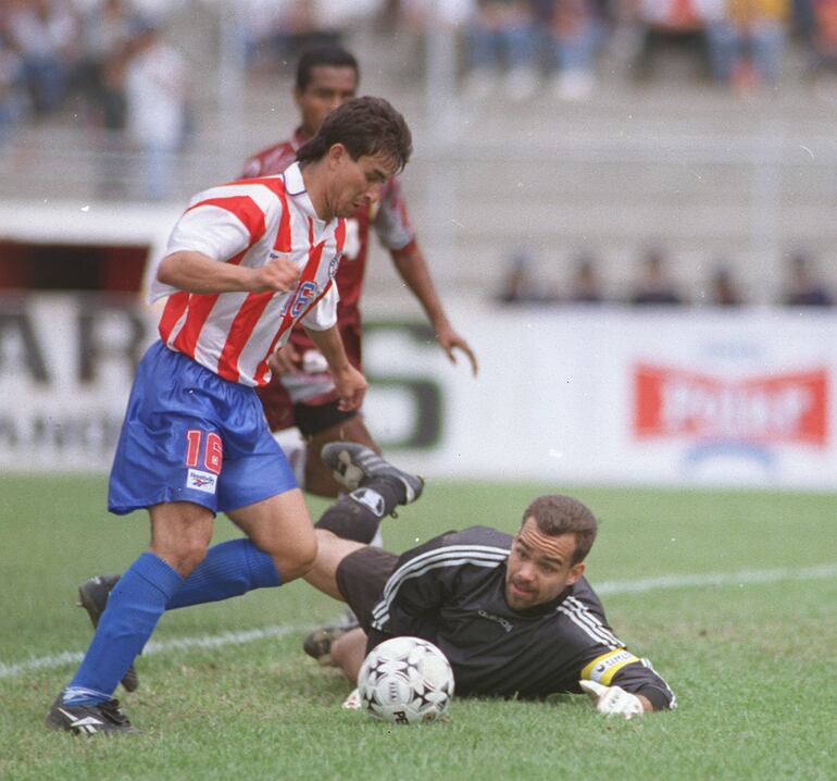 Julio Enciso deja atrás a Rafael Dudamel para marcar uno de los goles de Paraguay ante Venezuela en las eliminatorias de Francia 1998