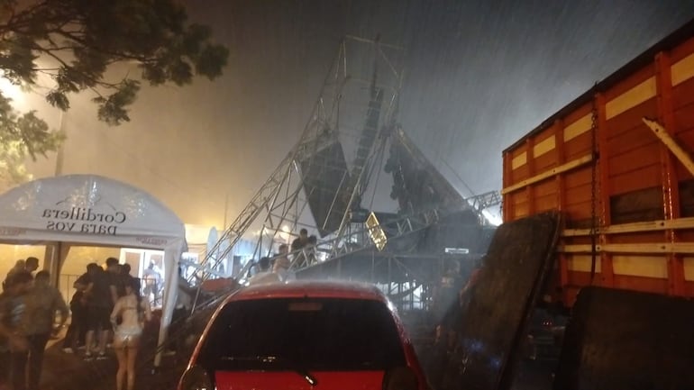 Fuertes ráfagas de viento derribaron la estructura del escenario del festival.