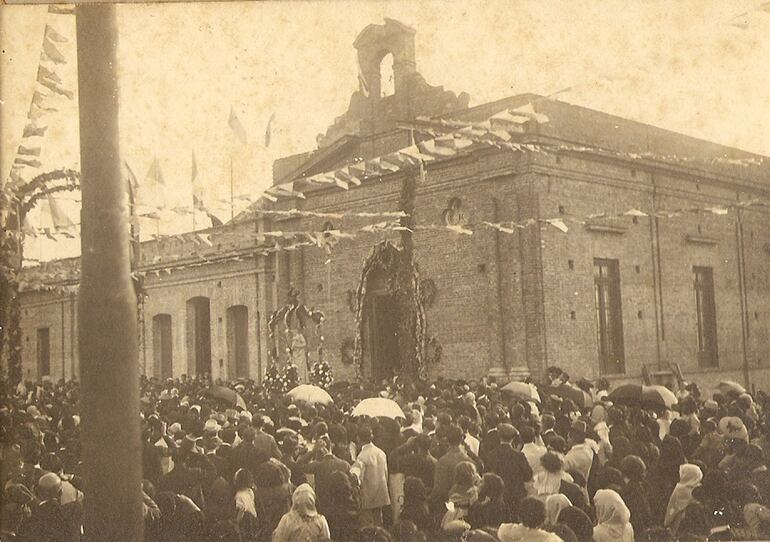 Una procesión de antaño en honor a la María Auxiliadora, según una fotografía de los archivos de la parroquia.