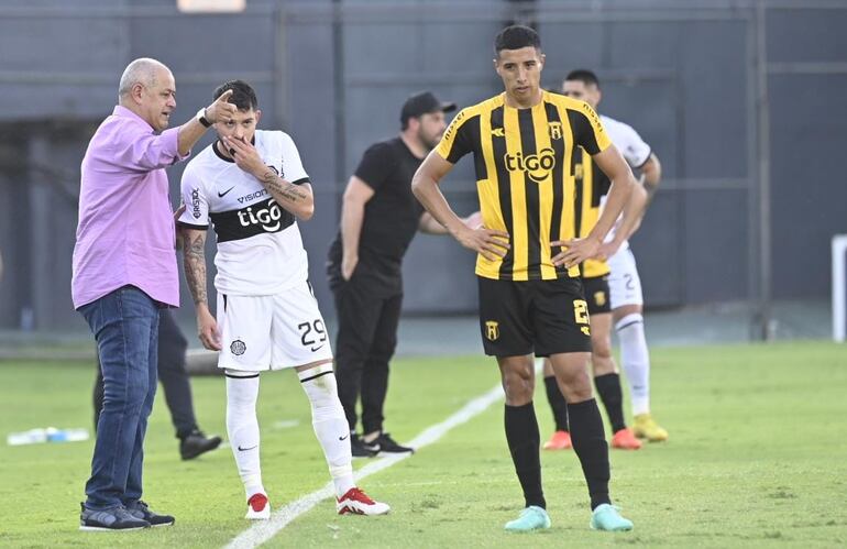 El paraguayo Francisco Arce (i), entrenador de Olimpia, ene le partido contra Guaraní por la quinta fecha del torneo Clausura 2023 del fútbol paraguayo en el estadio Defensores del Chaco, en Asunción.