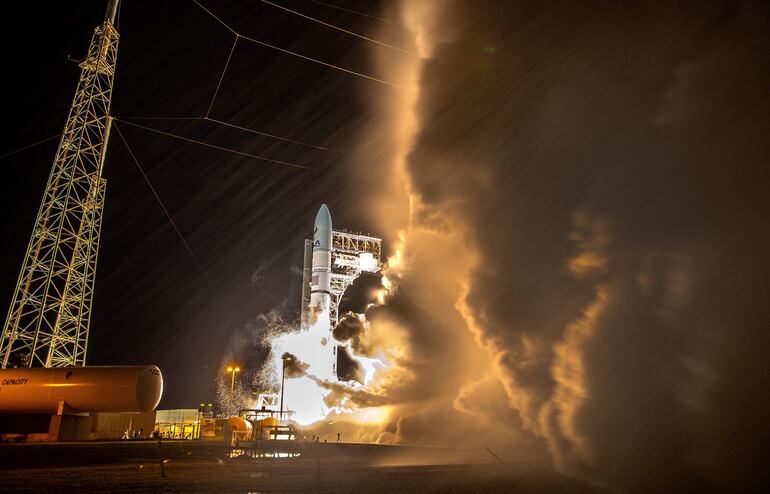 El cohete Vulcan Centaur de United Launch Alliance, parte de la Misión Peregrine One de Astrobotic, despega del complejo de lanzamiento espacial en el Centro Espacial Kennedy en Merritt Island, Florida, este lunes. La Misión Peregrine One de Astrobotic lleva cargas útiles comerciales y de la NASA a la Luna para estudiar la exosfera lunar, las propiedades térmicas y la abundancia de hidrógeno del regolito lunar, los campos magnéticos y el entorno de radiación de la superficie lunar, así como parte de los esfuerzos de exploración lunar Artemis de la NASA.