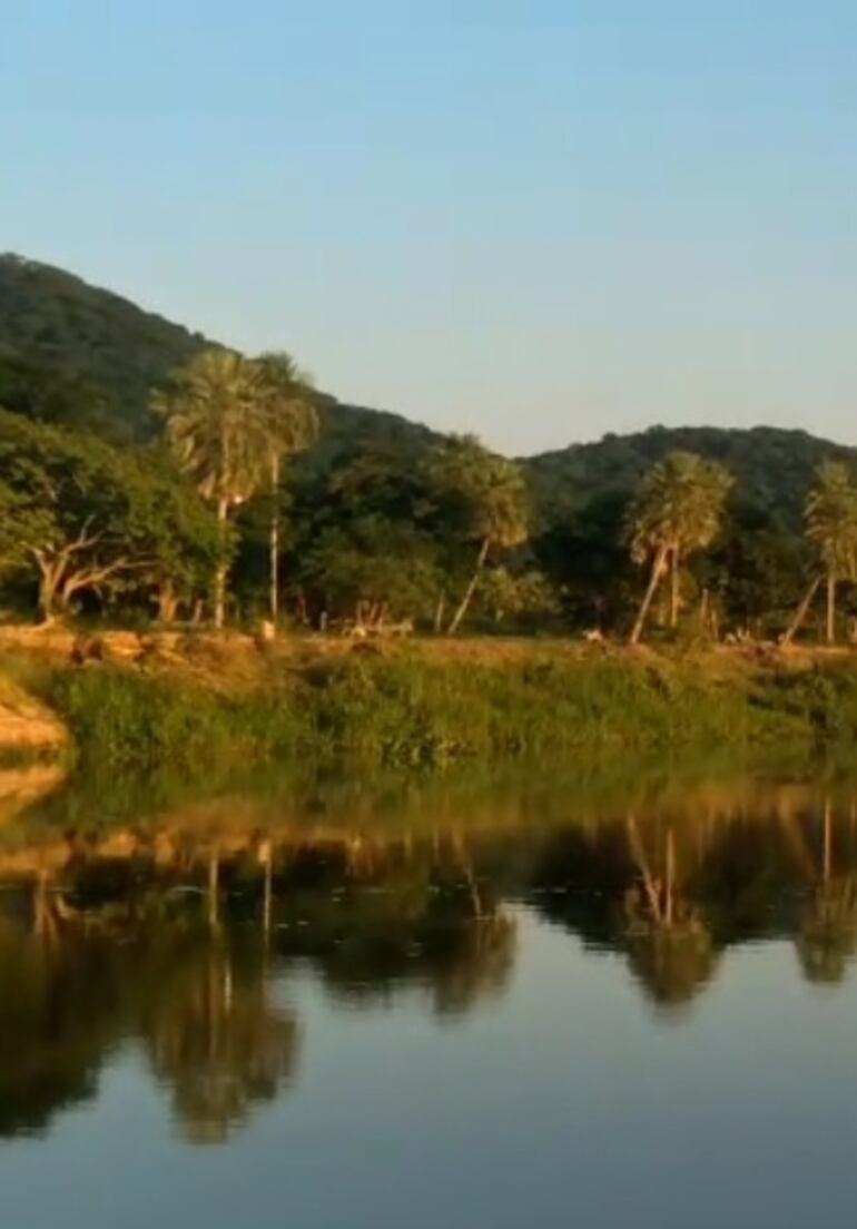 Zona de Fuerte Olimpo, el río y los cerros los Tres Hermanos.