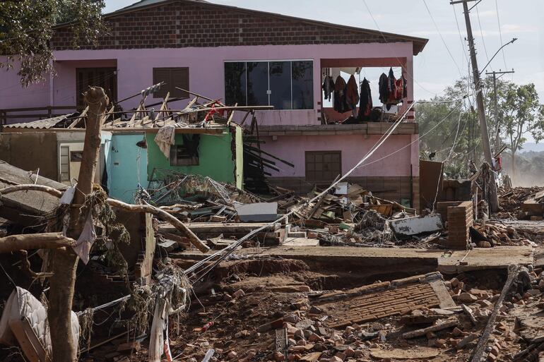 Viviendas afectadas por el desbordamiento del río Taquari, este miércoles en Cruzeiro do Sul, estado de Rio Grande do Sul (Brasil). El número de fallecidos por las catastróficas inundaciones en la región sur de Brasil superó el centenar, en una de la mayores tragedias climáticas del país, según el último balance divulgado este miércoles por la Defensa Civil.