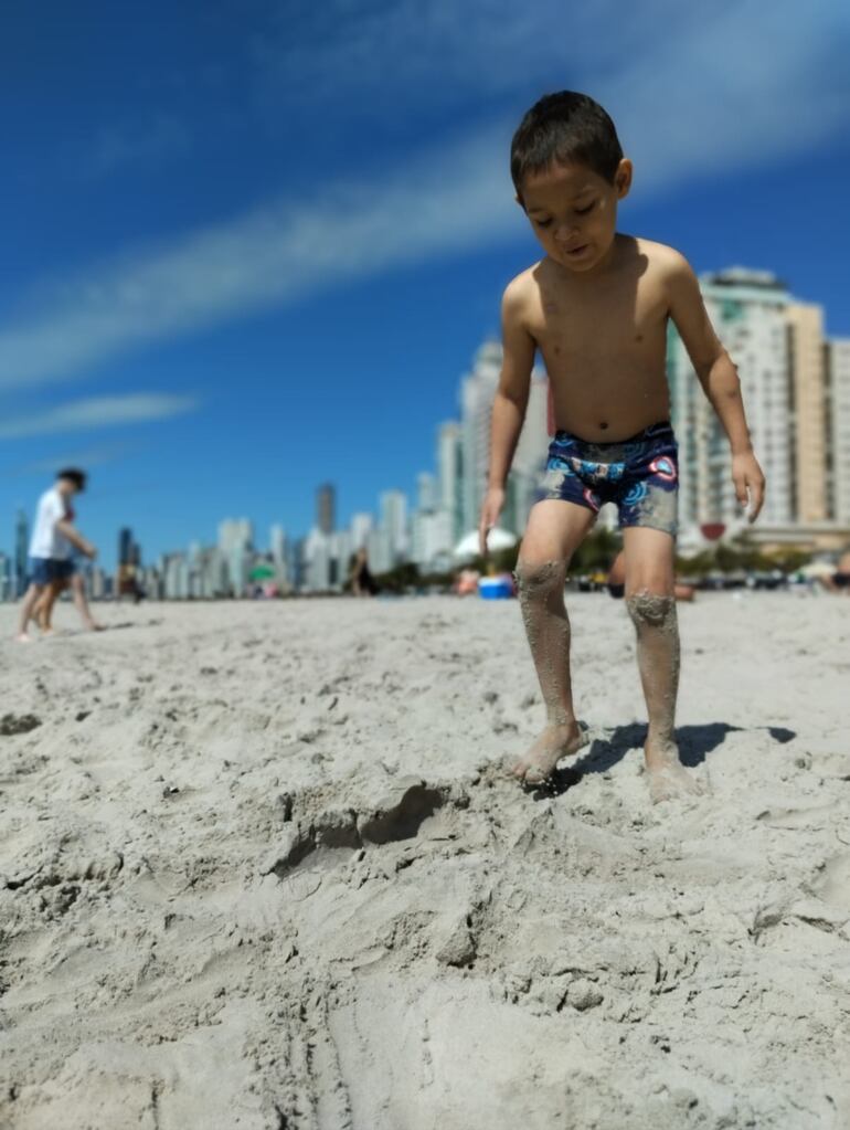 Josías "Niki" Nicolás, conociendo el mar, disfrutando la arena.