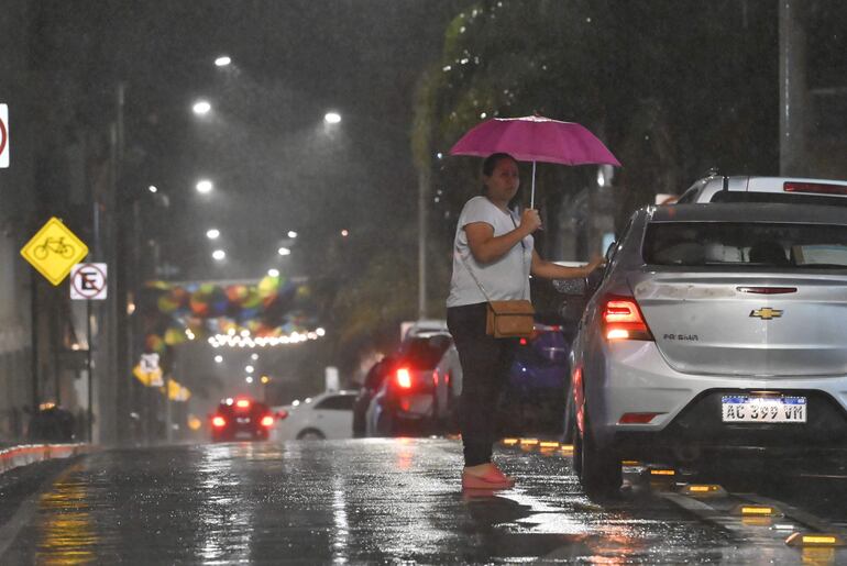 A esta hora en Asunción, la lluvia está cayendo incesante pero sin demasiada intensidad. Hay una sensación térmica de 19º C, humedad del 90 % y vientos circulando a 26 km/h