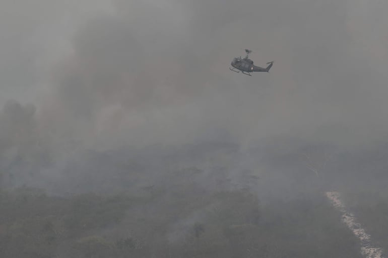 Un helicóptero de la Fuerza Aérea de Paraguay sobrevuela la zona del incendio cerca del cerro Chovoreca, el pasado viernes. (Imagen de archivo)