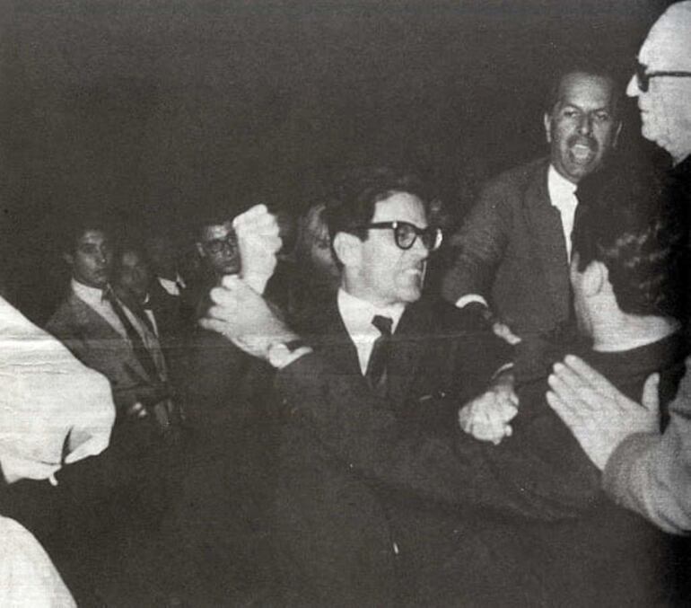Roma, 22 de septiembre de 1962. Pier Paolo Pasolini fotografiado en medio de un violento enfrentamiento con un joven fascista frente al cine Quattro Fontane, tras la proyección de "Mamma Roma".