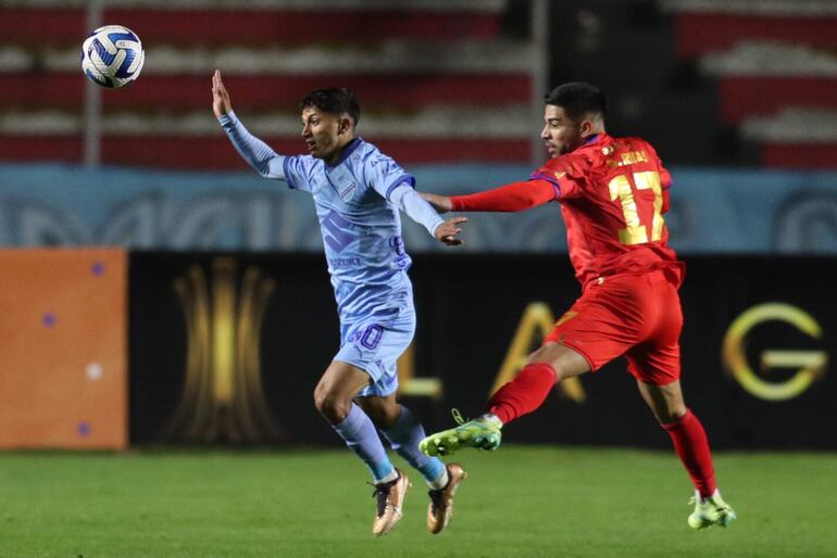 El jugador del Bolívar Lucas Chávez escapa de la marcad del lateral azulgrana Daniel Rivas. El boliviano marcó el segundo tanto Celeste con golpe de cabeza en el inicio de la segunda parte.