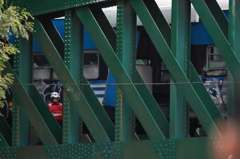 Agentes de diferentes cuerpos de respuesta en emergencias trabajan en el lugar donde se chocaron un tren de pasajeros y una locomotora este viernes en Buenos Aires (Argentina).