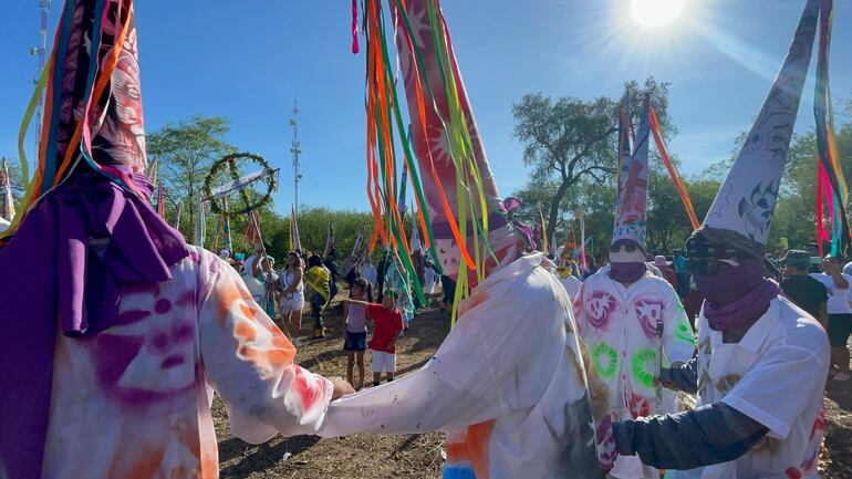 Las danzas y cánticos rituales se realizan por tres días de seguido y los integrantes de la comunidad elaboran sus propios disfraces.