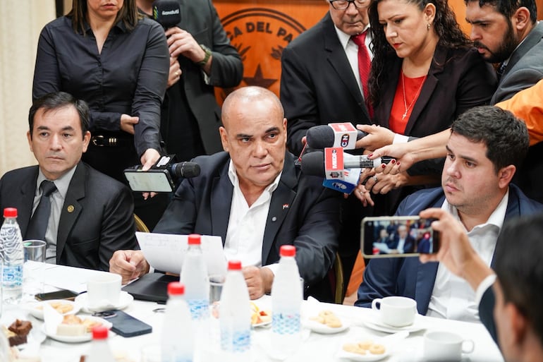 El presidente del Senado, Basilio "Bachi" Núñez, en conferencia de prensa con periodistas.