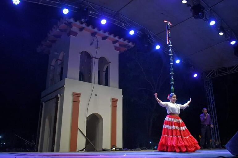 Uno de los espectáculos de danza en la Plaza de la iglesia San Francisco, escenario de la Expo Cuero Atyrá. Las presentaciones seguirán hasta el cierre de la muestra, previsto para el 15 de octubre.