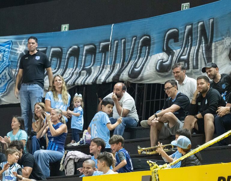 Los aficionados de Deportivo San José en el Palacio de Peñarol, en Montevideo, Uruguay.