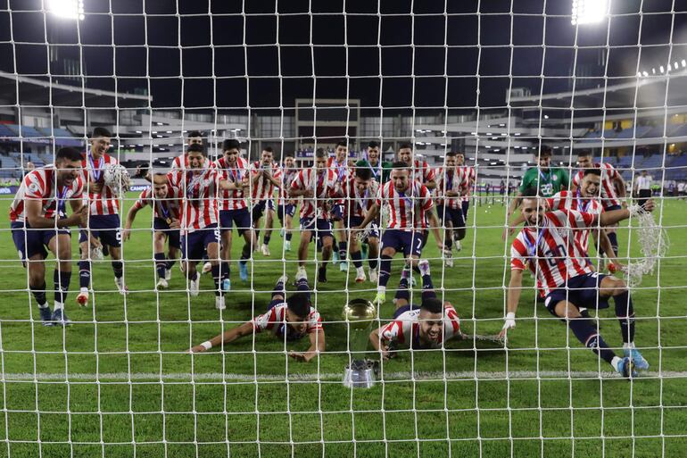 Los jugadores de Paraguay celebran la clasificación a Los Juegos Olímpicos París 2024 y la consagración de campeón del Preolímpico 2024 en el estadio Nacional Brígido Iriarte, en Caracas, Venezuela.
