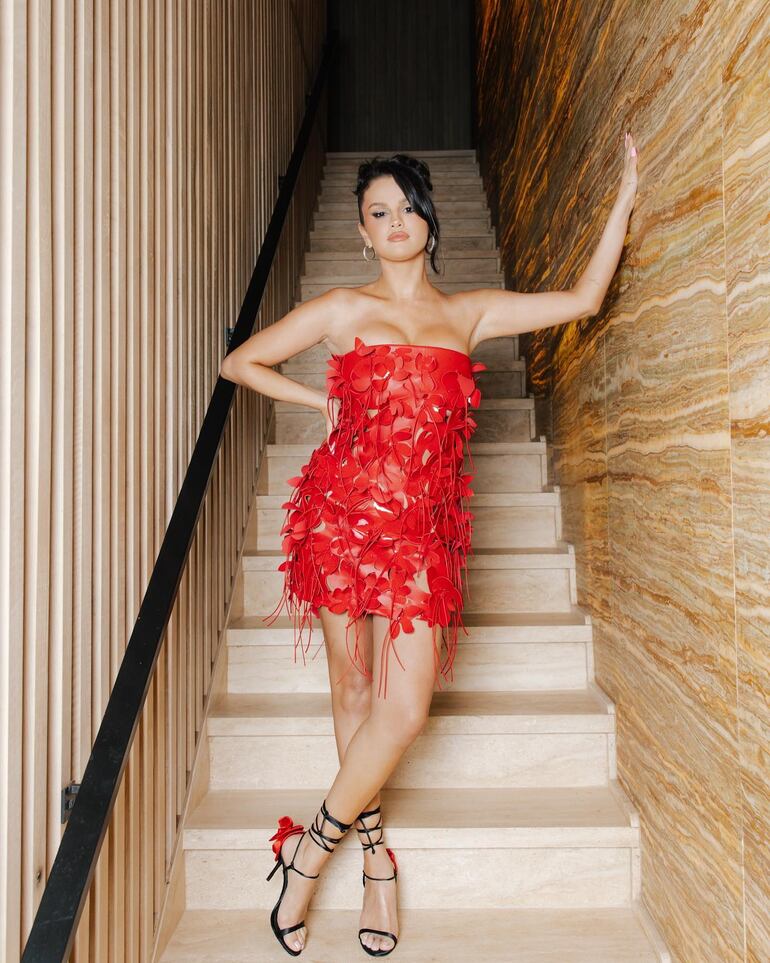 ¡Divina! Selena Gómez con un minivestido rojo fuego. (Instagram/Selena Gómez)