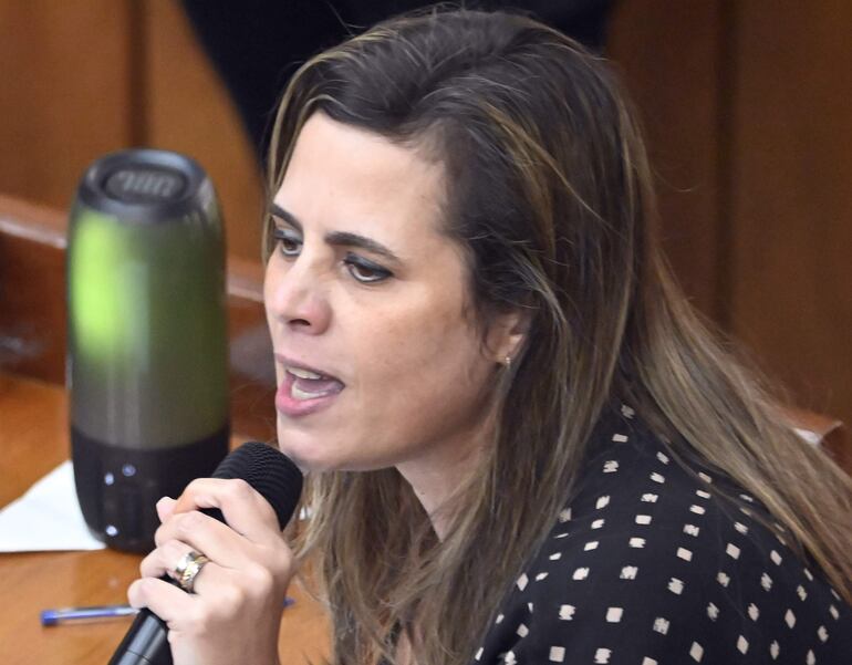 Exsenadora Kattya González en la sesión en la que fue destituida mediante la pérdida de investidura.