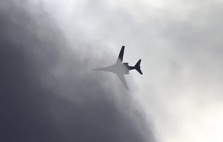 Fotografía de archivo fechada el 16 de octubre de 2014 de un avión de la coalición internacional anti-Estado Islámico (EI) en el cielo mientras se llevan a cabo ataques aéreos en la ciudad de Kobane (Siria). Estados Unidos anunció este viernes que alcanzó un acuerdo con el Gobierno de Irak para finalizar la misión contra el grupo terrorista Estado Islámico (EI) en septiembre de 2025 en el país árabe y que pasará a tener un rol de asesoramiento y apoyo dentro de una "relación bilateral de seguridad" normalizada. EFE/ Tolga Bozoglu