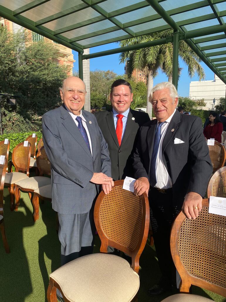 El diputado Alejandro Aguilera (centro) posando junto a los expresidentes uruguayos Julio María Sanguinetti y Luis Alberto Lacalle.