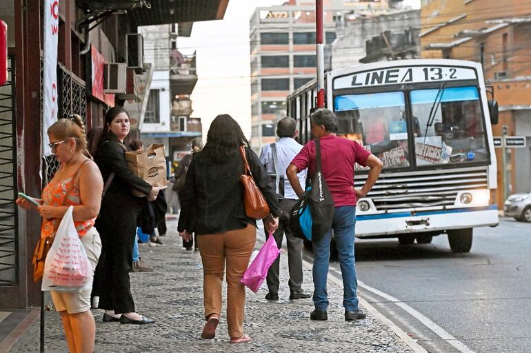Los usuarios del transporte público reclaman mayor frecuencia de salida de los ómnibus, sobre todo en horas pico.