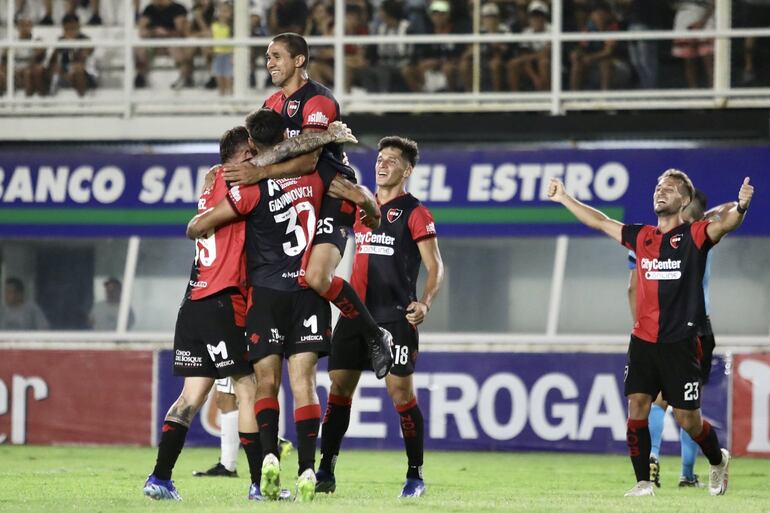 Gustavo Velázquez celebra con sus compañeros la victoria de Newell's.