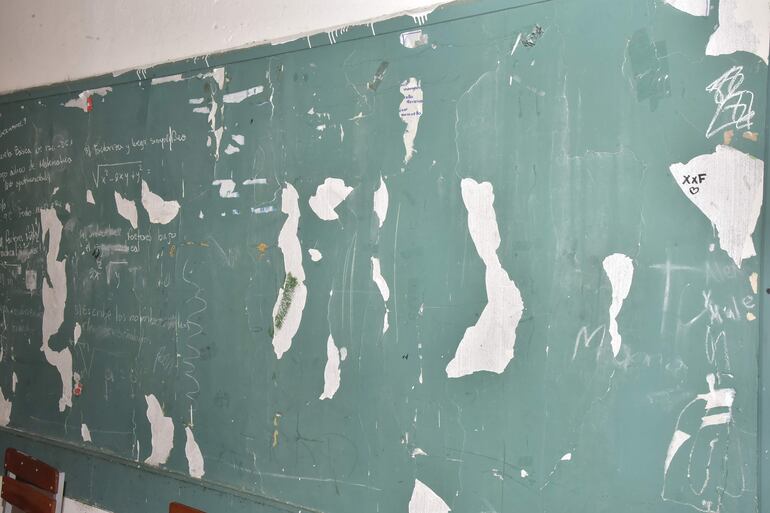 Esta pizarra de una sala de clases está totalmente destruida en la escuela General Andrés Rodríguez.