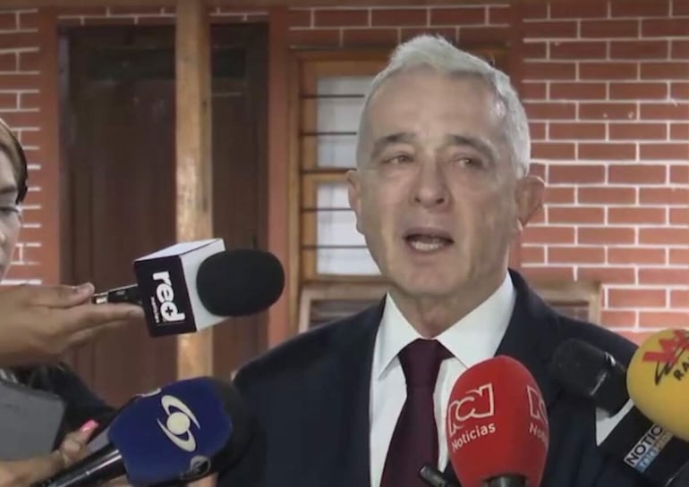 Imagen tomada de un vídeo cedido por el partido Centro Democrático que muestra al expresidente colombiano Álvaro Uribe durante una rueda de prensa este viernes en Bogotá (Colombia). Uribe aseguró este viernes, antes de que empiece el juicio en su contra por presunto soborno de testigos y fraude procesal, que sus antagonistas políticos se convirtieron en sus "acusadores judiciales", en referencia al senador de izquierdas Iván Cepeda, contraparte del proceso.