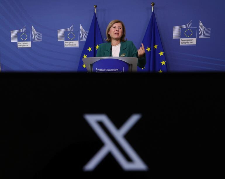 “X es la plataforma con el mayor ratio de contenido de desinformación”, resumió en rueda de prensa la vicepresidenta de la Comisión Europea para Valores y Transparencia, Vera Jourová.