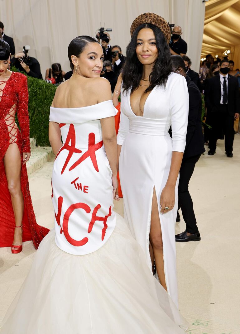 Alexandria Ocasio-Cortez asistió a la Met Gala del 2021 en Nueva York enfundada en un vestido blanco con la enorme leyenda "Tax the rich" (Impuestos para los ricos) en la parte trasera. 