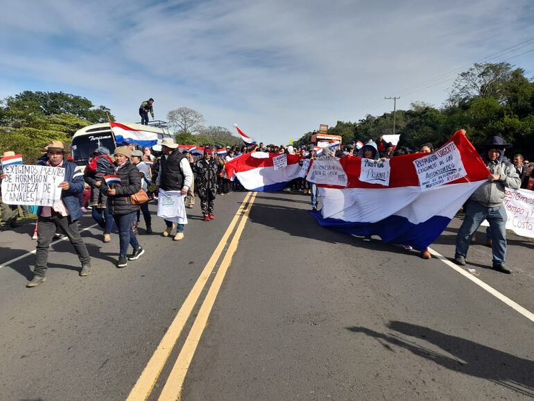 Pobladores de Tacuaras y Guazucuá, marchan para exigir la limpieza de cauces hídricos, construcción de puentes y caminos de todo tiempo.