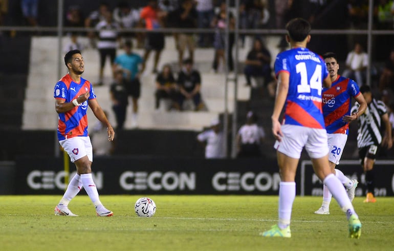 Cecilio Domínguez (i), futbolista de Cerro Porteño, celebra un gol ante Libertad en un partido por el torneo Clausura 2023 del fútbol paraguayo en el estadio La Huerta, en Asunción.