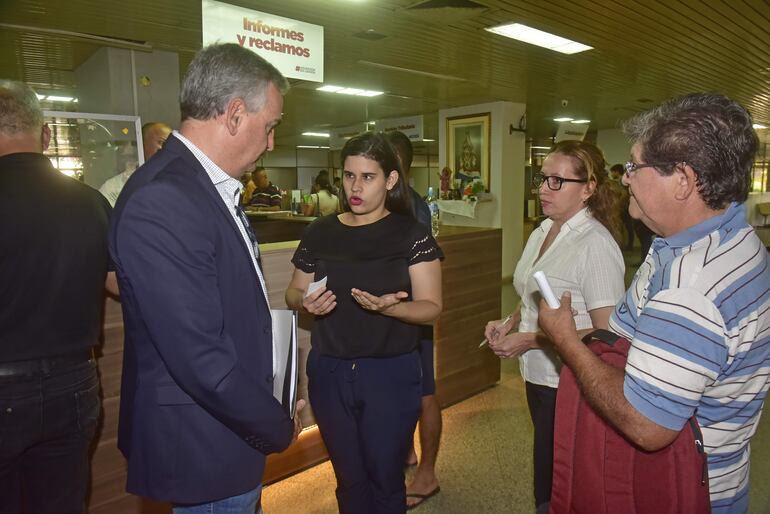 Los  ciudadanos Fred Coutinho y Sergio Irala, denunciaron pedidos de coimas. Varias funcionarias de la mesa central de informes y reclamos se excusaron y los derivaron a otra departamento. 