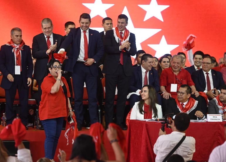 La senadora Norma Aquino, alias Yamy Nal, cantando en la Convención Colorada este sábado 9 de marzo.