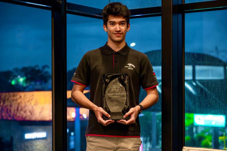 José Pinho, estudiante paraguayo en Taiwán con el trofeo obtenido en Australia.