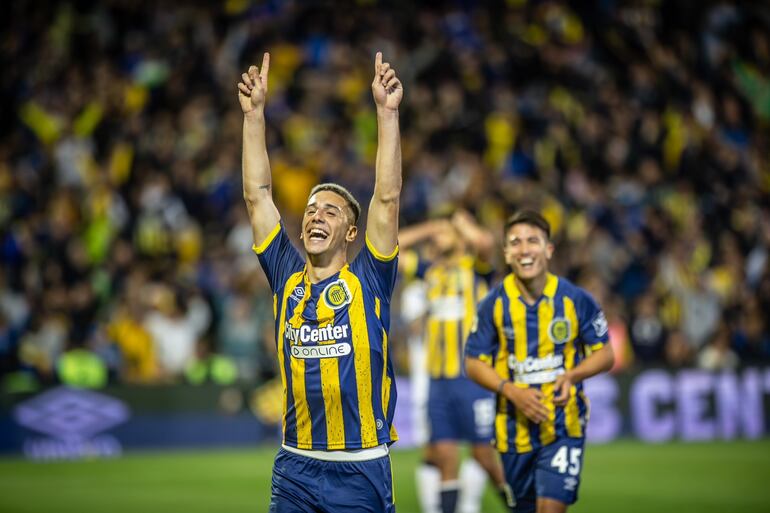 El paraguayo Agustín Sández, jugador de Rosario Central, celebra un gol en el partido frente a Vélez Sarsfield por la fecha 16 de la Liga Profesional de Argentina en el estadio Gigante de Arroyito, en Rosario, Argentina.