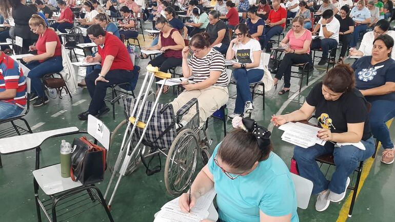 Algunos llegaron hasta con muletas en la sede del Colegio Politécnico Cooperativa Capiatá.