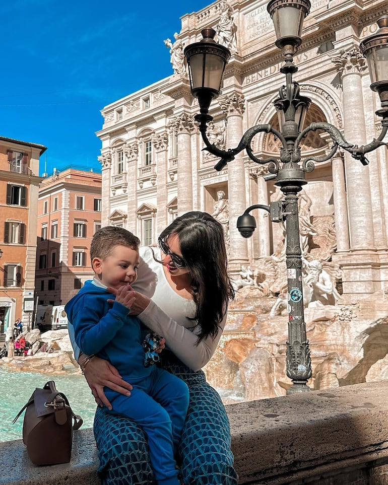 Alexia Notto y Francesco, juntitos en la Fontana di Trevi. (Instagram/Alexia Notto)