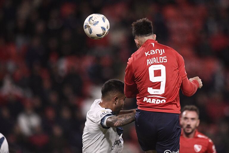 El paraguayo Gabriel Ávalos, jugador de Independiente de Avellaneda, cabecea un balón en el partido frente a Vélez Sarsfield por la tercera fecha de la Liga Profesional de Argentina, en Avellaneda, Argentina.