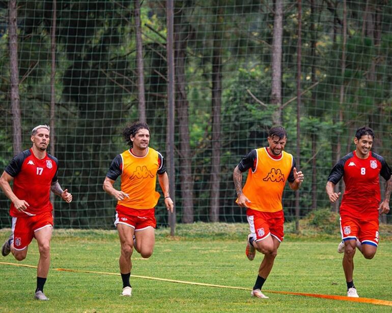 Jorge Mendoza (izquierda), Blas Cáceres, Nicolás Maná y Silvio Torales, en plena actividad física dentro del predio del Puma Resort, en Juan León Mallorquín.