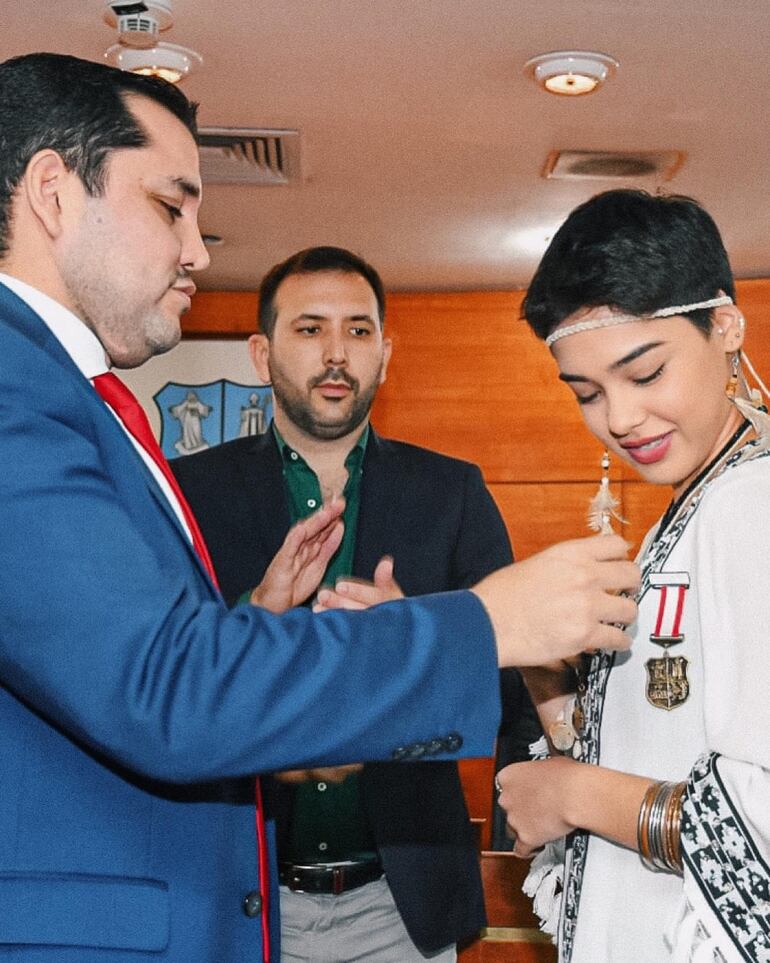 Aye Alfonso recibiendo la medalla al mérito Domingo Martínez de Irala. (Instagram/Aye Alfonso)