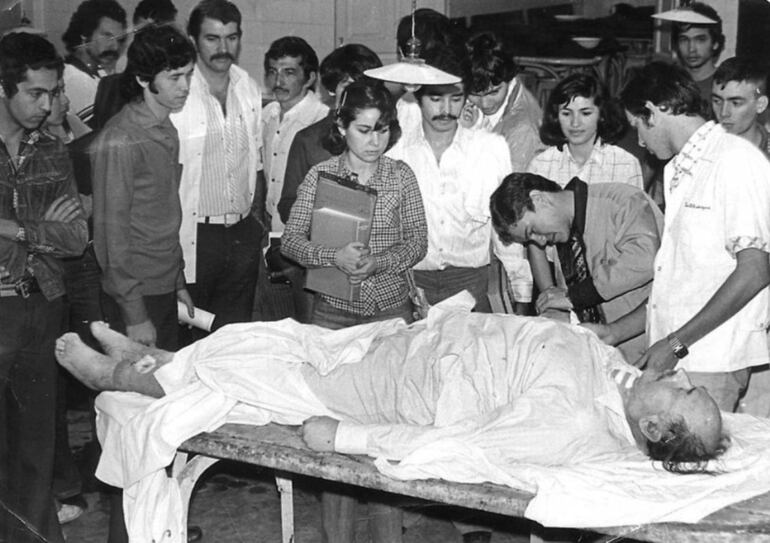 Roschmann en la camilla del Hospital de Clínicas, Asunción, Paraguay, agosto de 1977. Foto: Archivo de ABC Color.