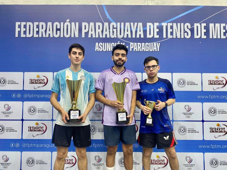 Los flamantes campeones universitarios festejan con trofeos en el podio de la FPTM en la SND.