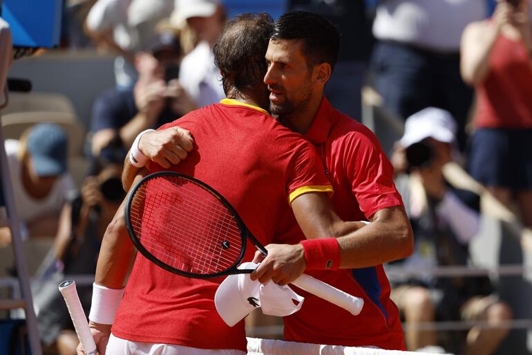 El saludo entre Rafael Nadal y Noval Djokovic al termino del partido de la segunda fase del tenis individual masculino en los Juegos Olímpicos París 2024.