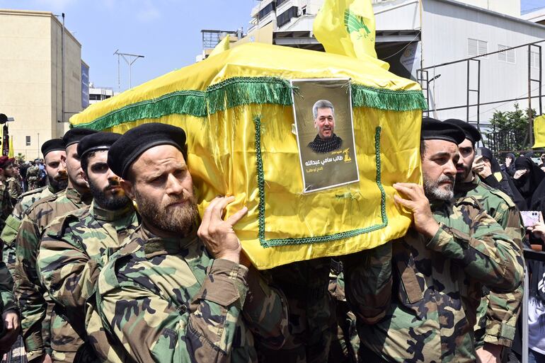 En Beirut, Líbano, despiden a uno de los comandantes del grupo proiraní libanés Hezbolá, Taleb Sami Abdallah quien murió durante una defensiva israelí esta semana. 