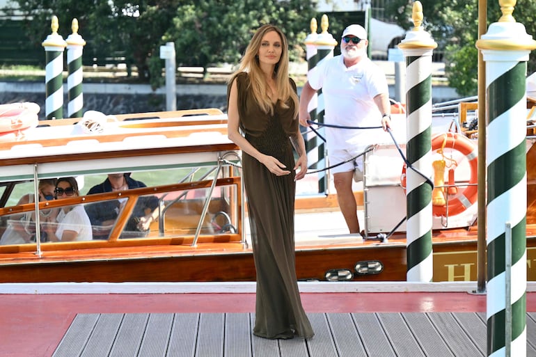 La icónica actriz estadounidense Angelina Jolie llegando con un maxivestido verde musgo al muelle Excelsior durante la 81ª edición del Festival Internacional de Cine de Venecia en el Lido de Venecia. (Alberto PIZZOLI / AFP)